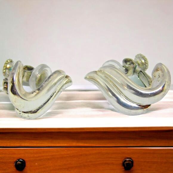 Napier Earrings Screw Back Vintage Petite Curved Shape Silver Tone Fashion - Picture 4 of 8